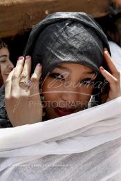 Image du Maroc Professionnelle de  La mariée est assise devant une tente durant la célébration de son mariage au moussem de Tan Tan, qui est organisé dans un site désertique sur lequel la ville de Tan Tan a toujours accueilli la majorité des tribus et des grandes familles nomades du désert lors d'un grand moussem, Samedi 24 Mars 2012. (Photo / Abdeljalil Bounhar)
